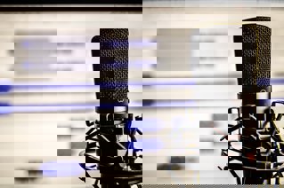 Microphone in front of a laptop screen